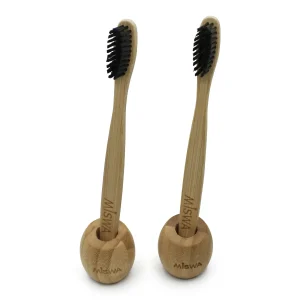 Deux brosses à dents en bambou MISWA dans leurs porte-brosse en bambou