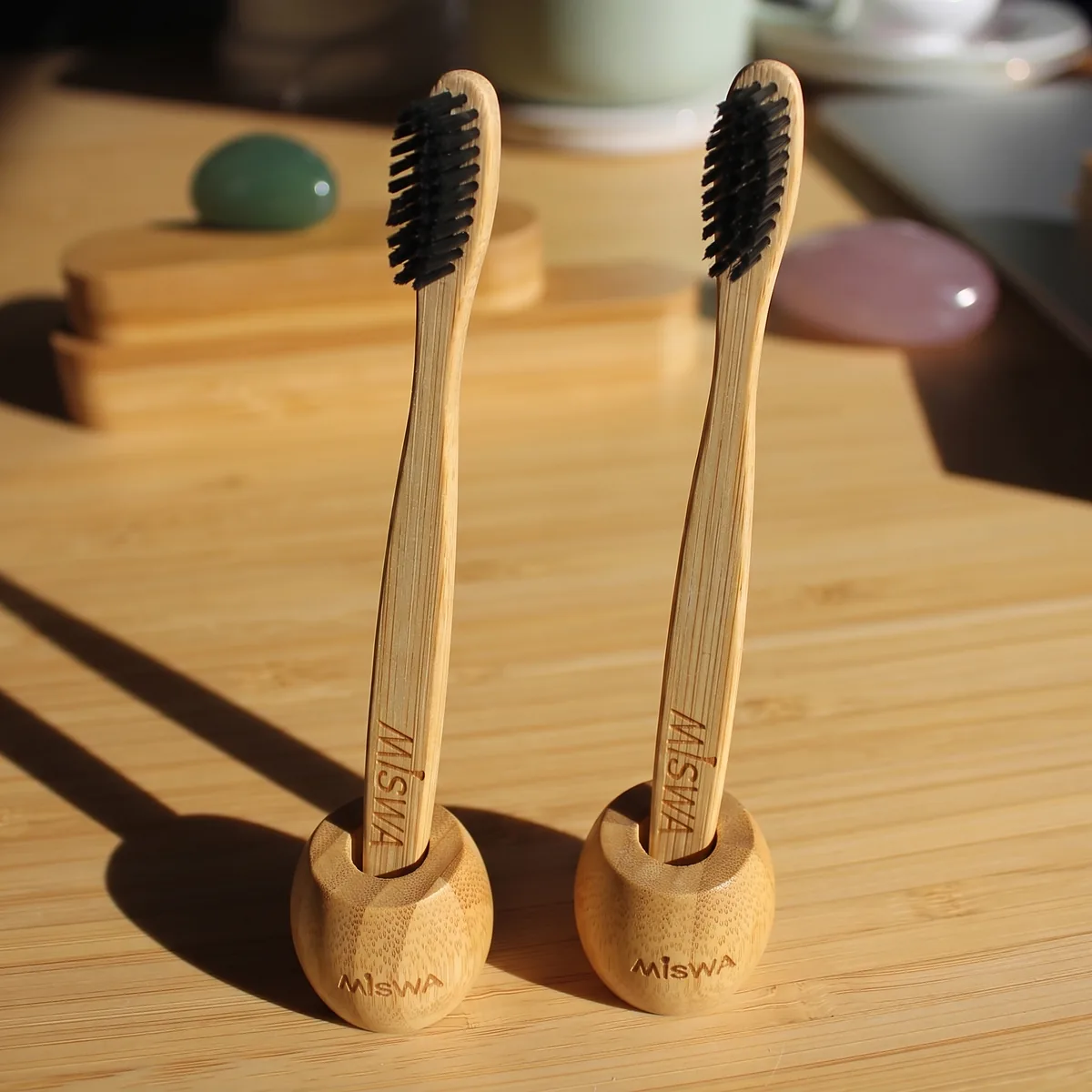 2 brosses et leur porte-brosse en bambou Miswa – Image 2