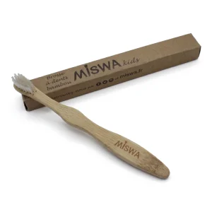 Brosse à dents en bambou MISWA KIDS posée sur son pochon en coton bio