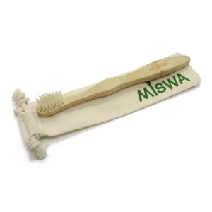 Brosse à dents en bambou MISWA KIDS posée sur son pochon en coton bio