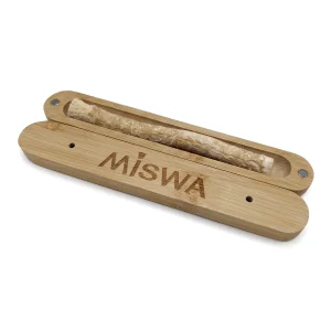 Étui en bambou MISWA ouvert, avec un siwak à l'intérieur