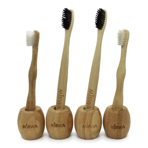 Kit famille MISWA : 2 brosses à dents adulte, 2 brosses enfant et 4 porte-brosses en bambou