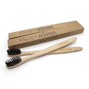 Deux brosses à dents en bambou MISWA dans leurs porte-brosses en bambou