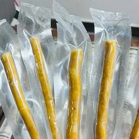 Des siwaks humides, emballés un par un dans des sachets plastique sous vide