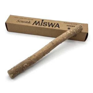 Siwak MISWA, racine de Salvadora persica séchée, posé sur son étui kraft
