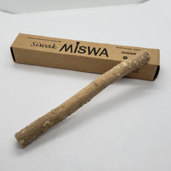 Siwak MISWA, séché au soleil, posé sur son étui kraft